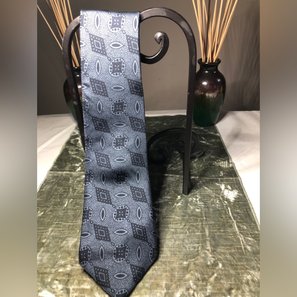 Elegant Black and Gray Patterned Tie